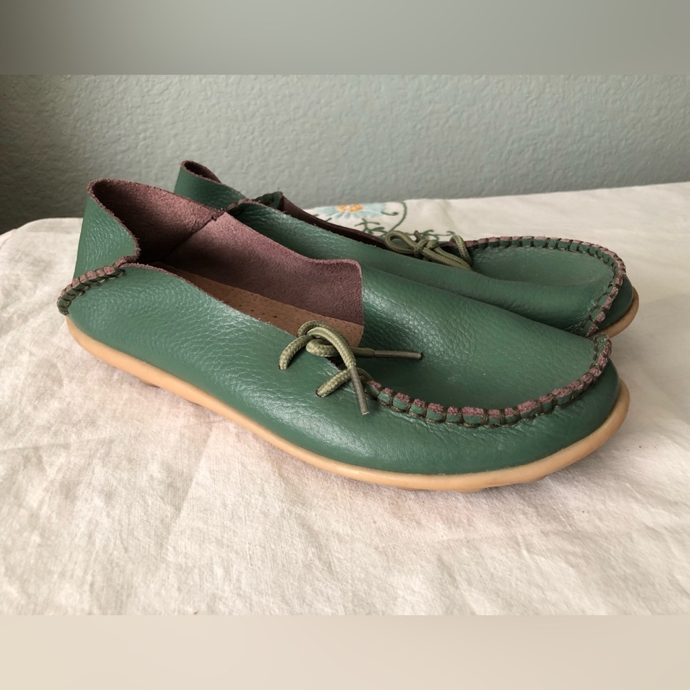 Xin xing hui earth toned green flats EU 39 US8.5